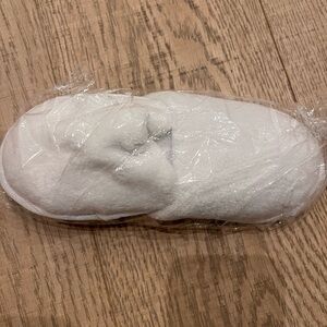 NWT Kids White Plush Spa Slippers - Disposable Wrapped Pair.  2 - 6 years.